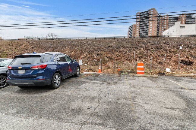 Building Photo - 67-135-135 Burns St