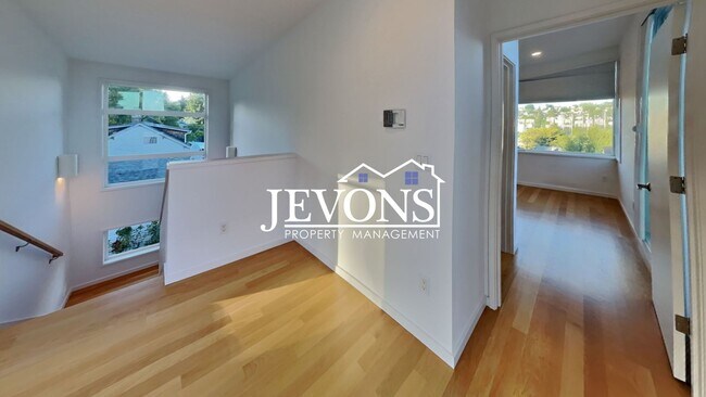 Building Photo - 5BR/4.5BA House in Seattle -- Available Now!