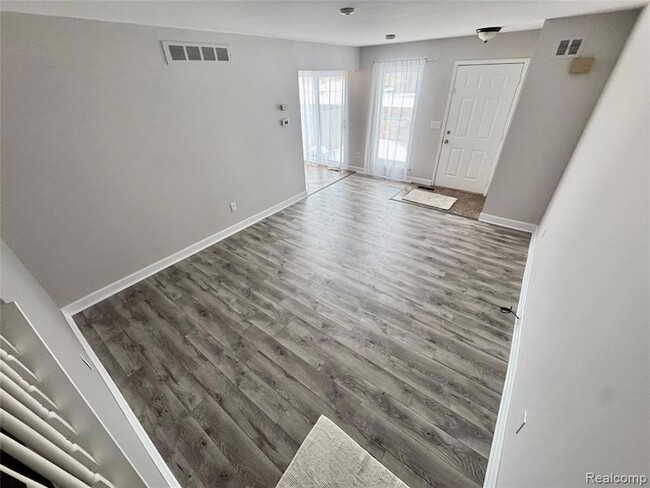 Building Photo - 41070 Southwind Dr