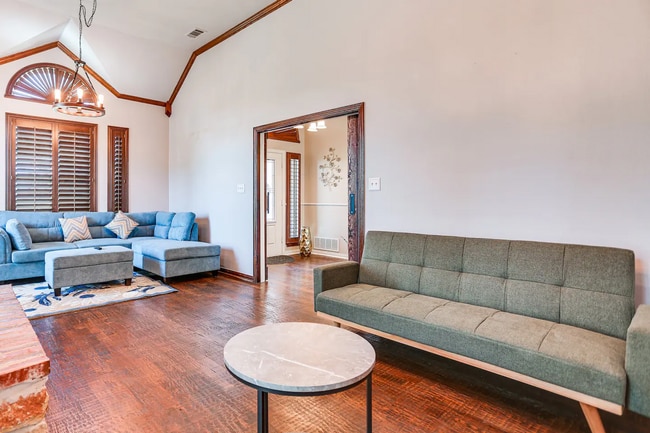 Building Photo - 2045 Weston Rd