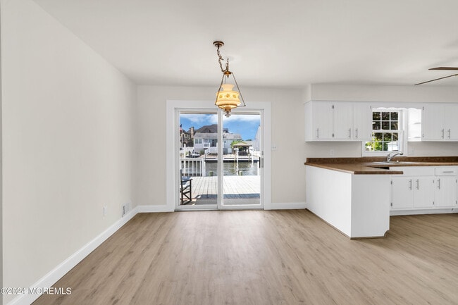 Building Photo - 205 S Shore Dr