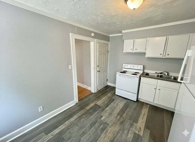 Building Photo - For Rent 3 Bedroom Townhouse on a Quiet Street