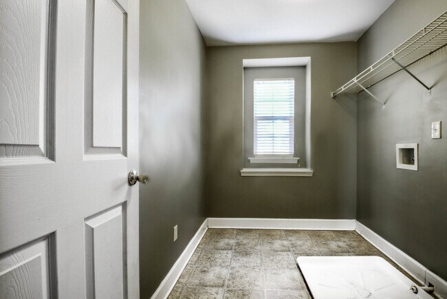 Building Photo - 27 Pin Oak Ln