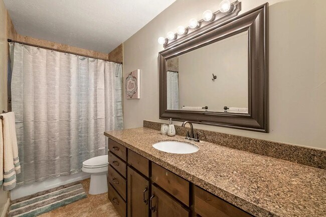 Building Photo - Beautiful 4 Bedroom Home in Sandy!