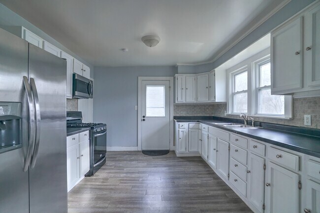 Building Photo - 415 E Lawrence St