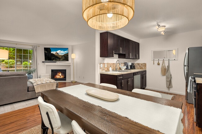 Building Photo - 215 9th St