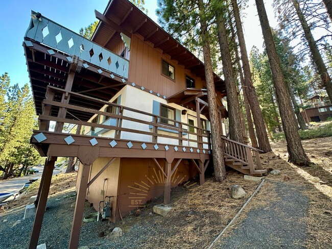 Building Photo - 3 Bedroom Home near Diamond Peak! Allows a...