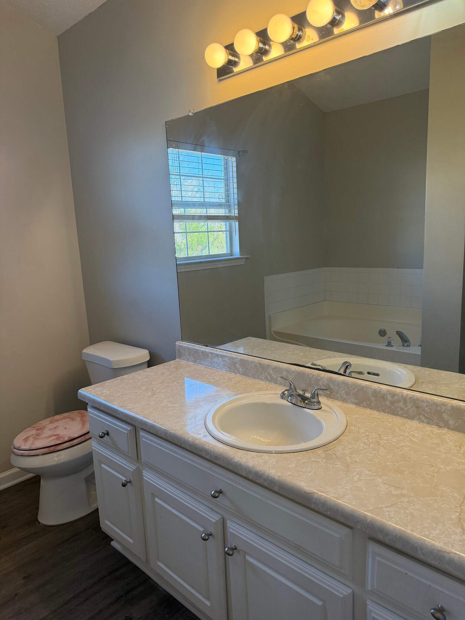 Building Photo - 1100 Longford Ct