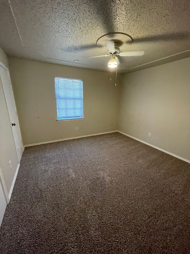 Building Photo - House Located Between Two Parks & Near Mov...