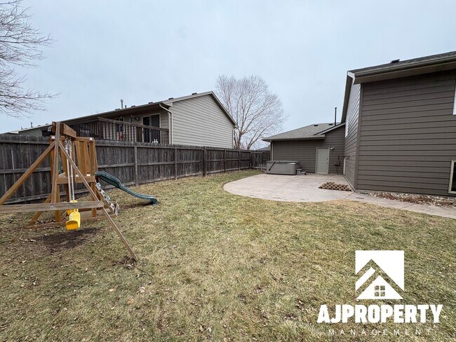 Building Photo - 5509 S Sarmar Ave