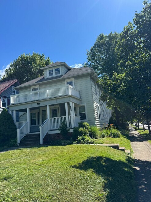Building Photo - 2261 Maplewood Rd