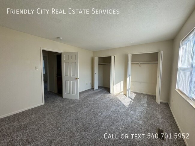 Building Photo - 1E Holly Ct-