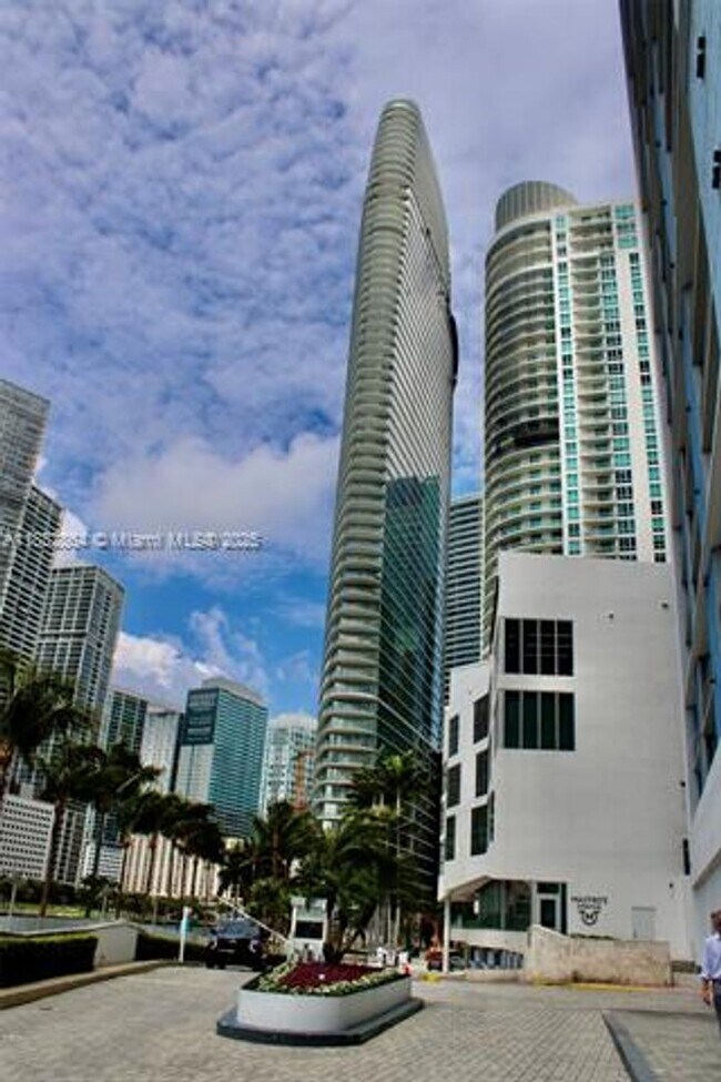 Building Photo - 325 S Biscayne Blvd
