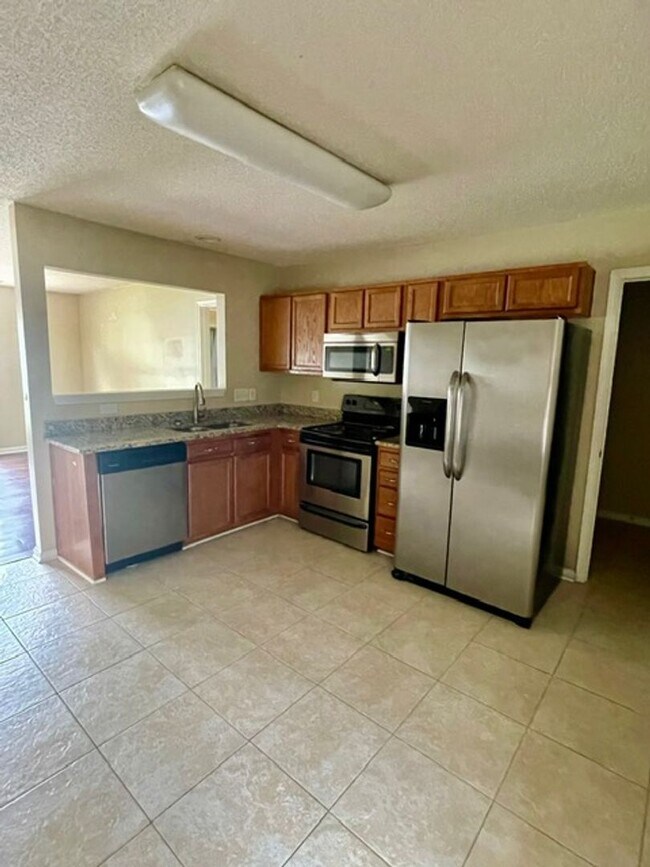 Building Photo - Must see this Adorable 3 bedroom 2 bath 2 garage home . Located in the Reedy Creek Plantation