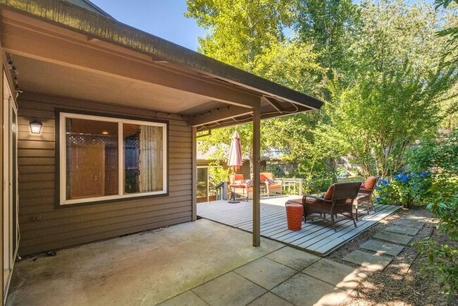 Building Photo - 4 bedroom 3 bath home in Tualatin with sep...