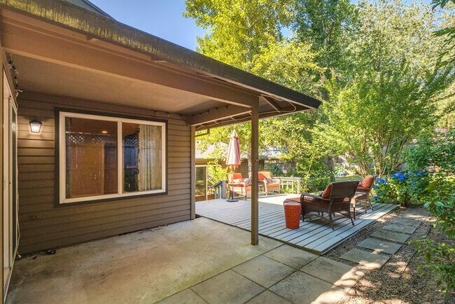 Building Photo - 4 bedroom 3 bath home in Tualatin with separate living quarters