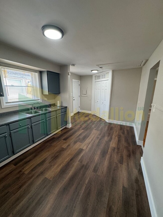 Building Photo - Beautifully Updated 3-Bed Home on a Quiet ...
