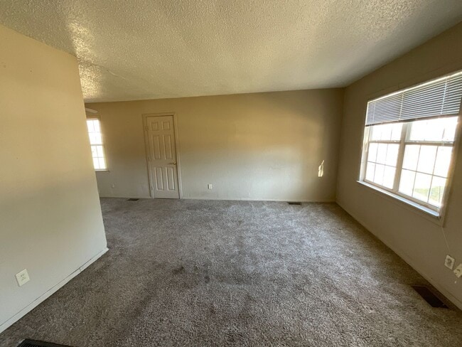 Building Photo - 2305 Doris Ave