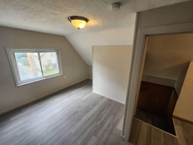 Building Photo - Charming 3-Bedroom Property in Prime Location