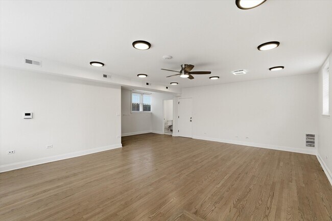 Building Photo - 5915 N Milwaukee Ave