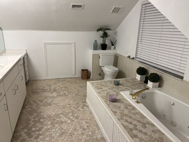 Building Photo - 1310 Daytona Ave