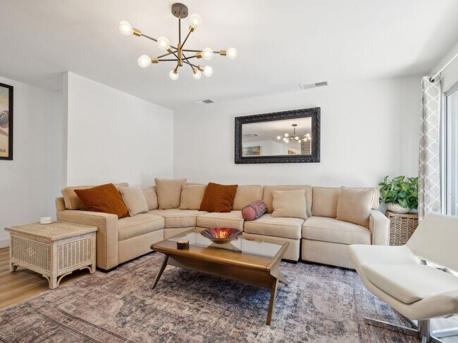 Building Photo - Fully Furnished 3 Bedroom 2 Bath - Single ...