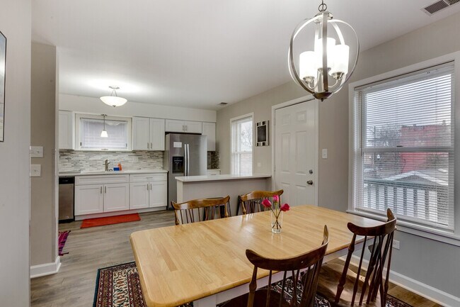 Building Photo - 226 S Hoyne Ave