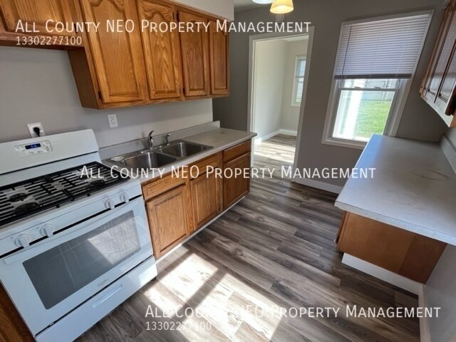 Building Photo - 835 Staeger St