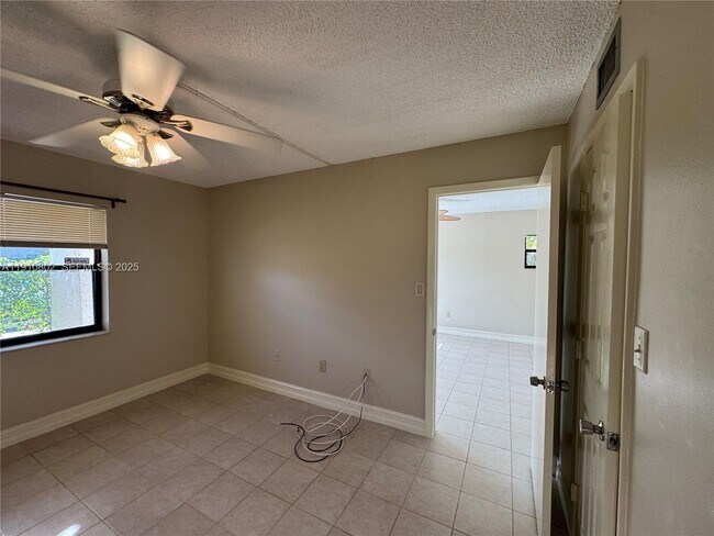 Building Photo - 6031 Shaker Wood Cir