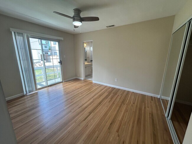 Building Photo - Bright & Sunny 3 Bed, 2 Bath Home – Just 4 Blocks from the Beach & Bay!