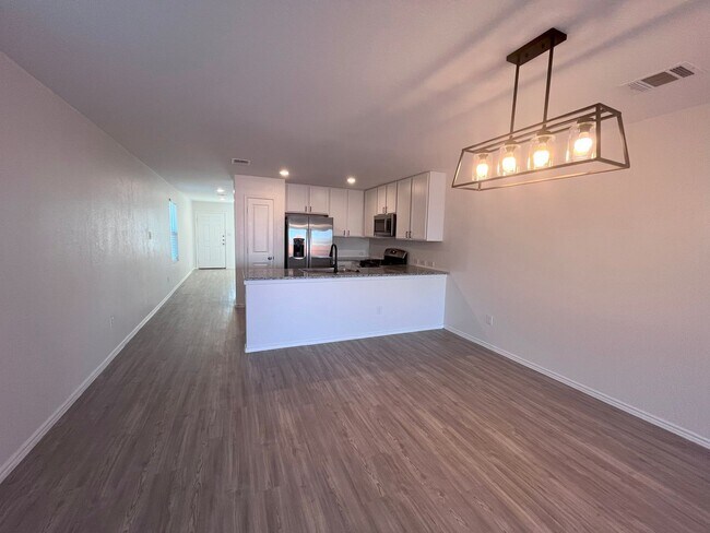 Building Photo - Move in Ready - Pet Friendly with pet door...