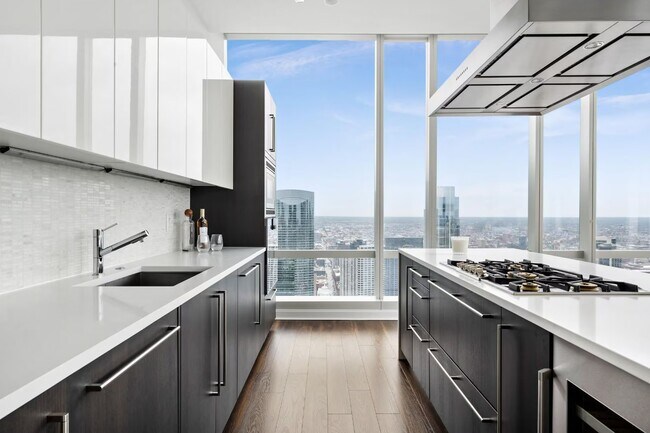 Building Photo - 213 N Clark St
