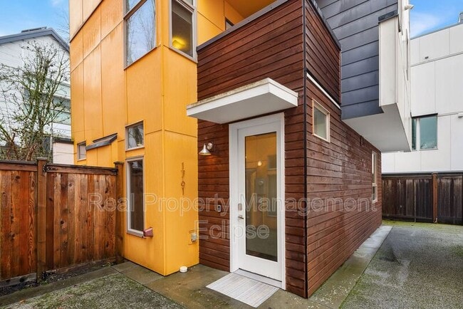 Building Photo - 1761 19th Ave S