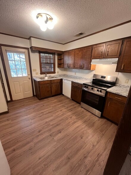 Building Photo - 2040 Pineview Dr