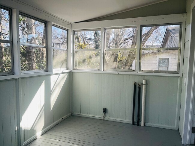 Building Photo - Adorable cottage style home with large fenced in backyard near Downtown Lagrange! Must see!