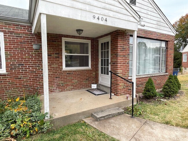 covered front porch with handrail - 9404 High Hill Ct