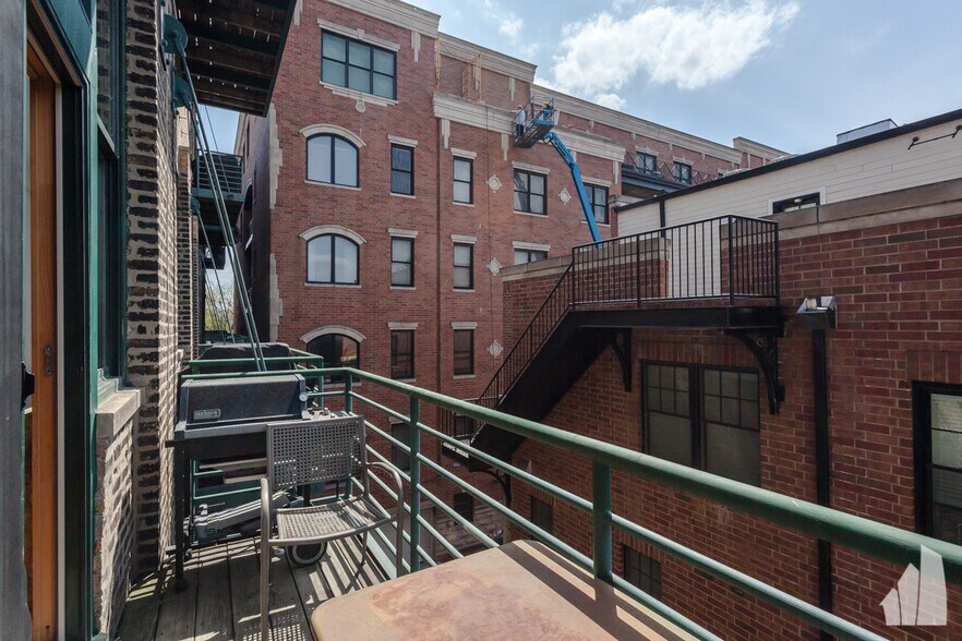 Building Photo - 2222 W Diversey Ave