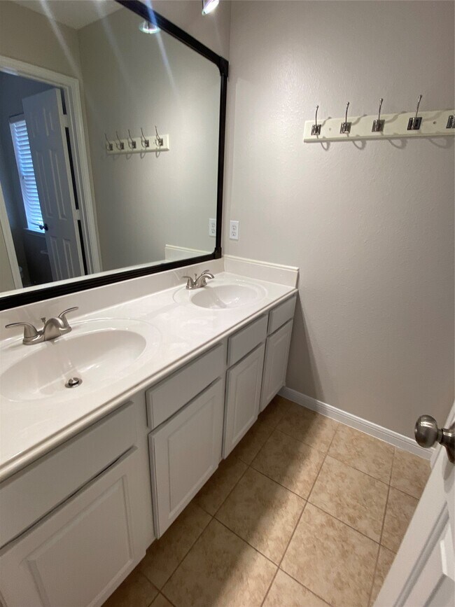 Building Photo - 2111 Emerald Cove Dr