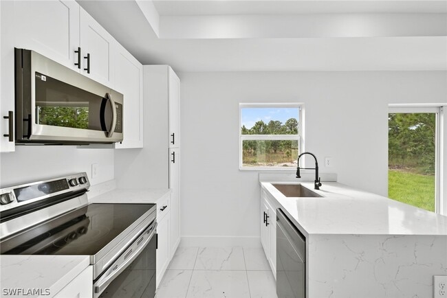 Building Photo - 1108 Eauclaire St E