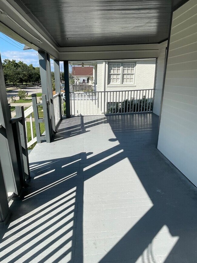 Building Photo - Newly Updated 1BD/1BA in Lakeview