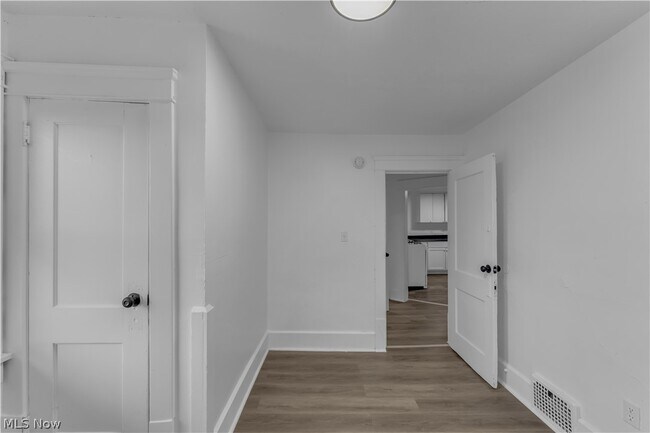 Building Photo - 712 Roselle Ave