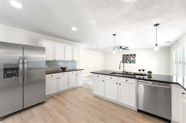 Building Photo - 203 N Vesper Bend Cir