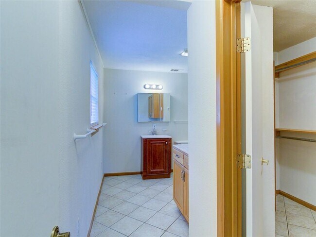 Building Photo - 1600 San Juan Dr