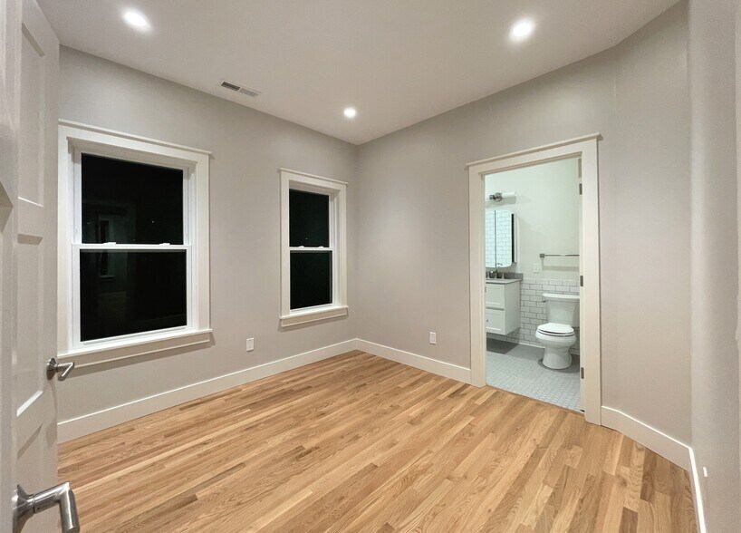 Building Photo - 70 Spring St