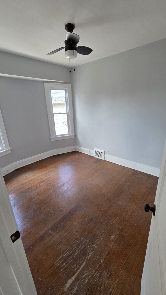 Building Photo - Bright & Airy 2-Bedroom Upper Unit