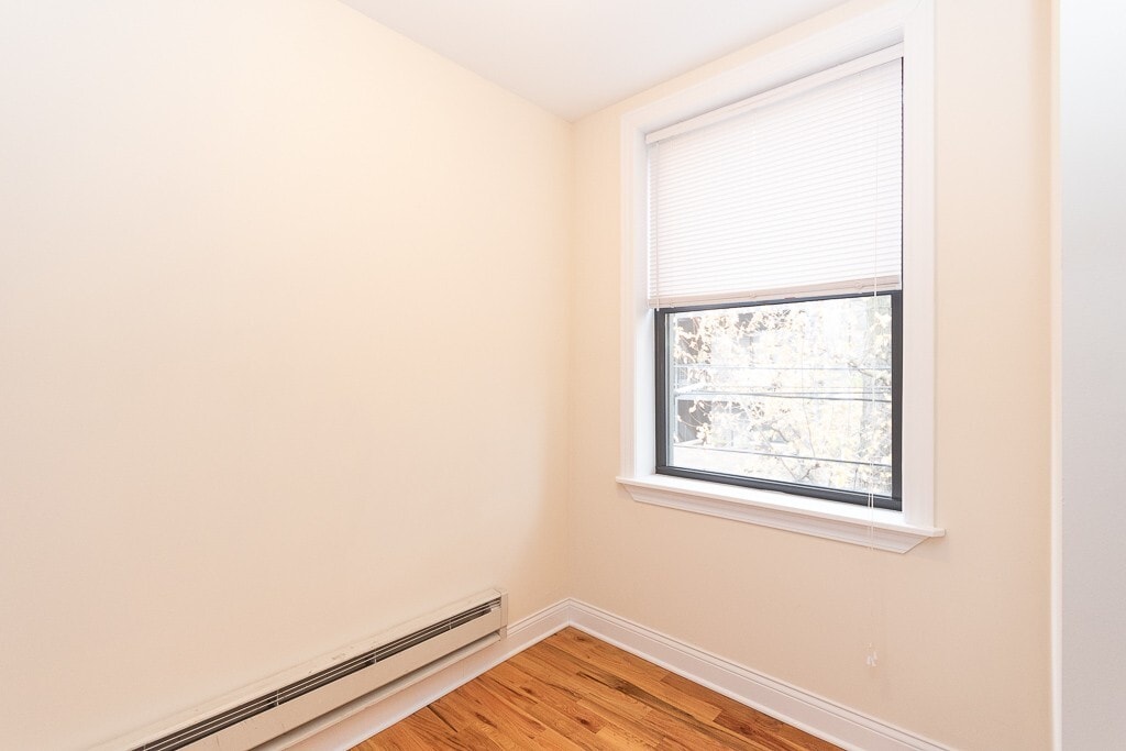 Building Photo - 823 W Diversey Pkwy