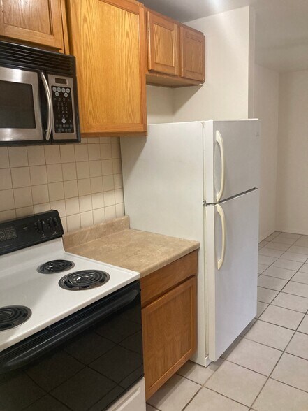 Building Photo - 21640 Hillside Dr