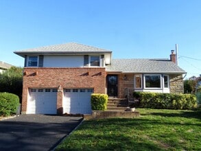 Building Photo - Spectacular Westbury Split!!