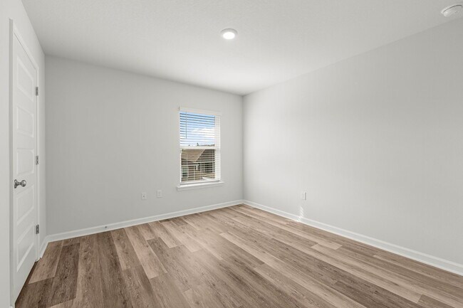 Building Photo - 5832 Viking Wy