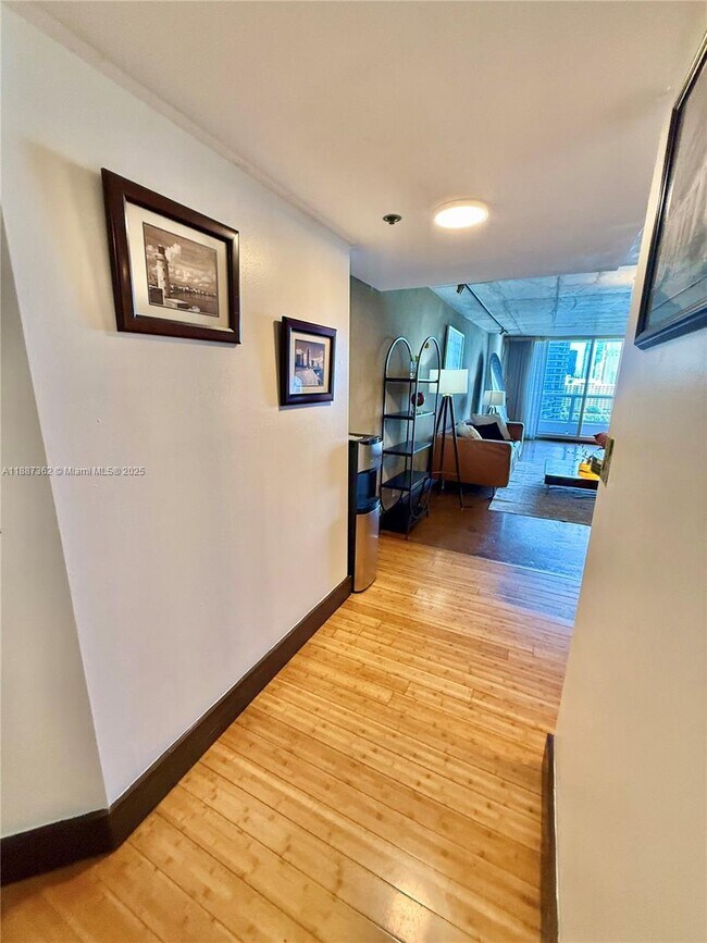 Building Photo - 1717 N Bayshore Dr